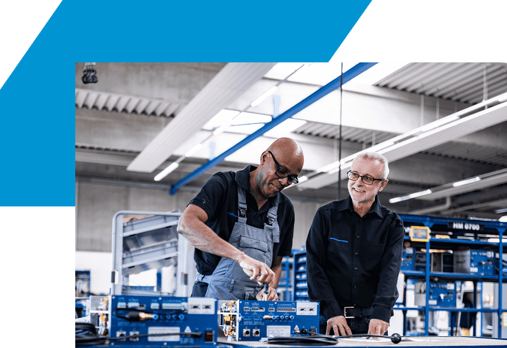 Mécanicien et développeur pendant la construction d’un convertisseur – Solutions complètes Himmelwerk